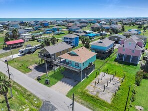 Zona residencial con casas, una estructura cubierta y cielo despejado.