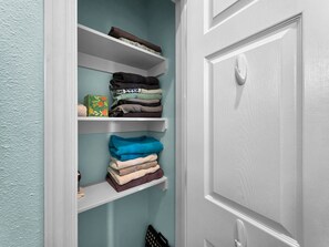 Linen shelves - Anchors Away-Sleeps 10, Fully Fenced Back Yard, Play Set, Walk to Beach, Pets OK (Bolivar Peninsula)