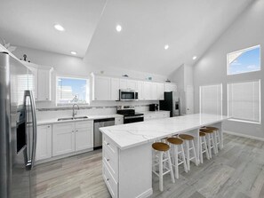 Jääkaappi, mikroaaltouuni, uuni, liesi