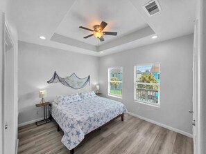 مكواة/لوح كي وسرير سفر وواي فاي وملاءات أسرّة