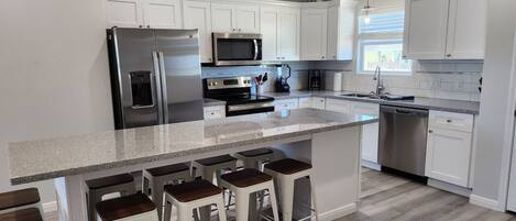 Kjøleskap, mikrobølgeovn, ovn og kokeplater