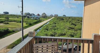Crabby Cove–Gulf & Bay Views–Quiet Area–Close to Beach–Sleeps 5–Bolivar Coast
