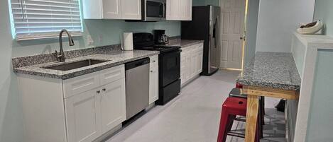 雪櫃、微波爐、焗爐、爐具