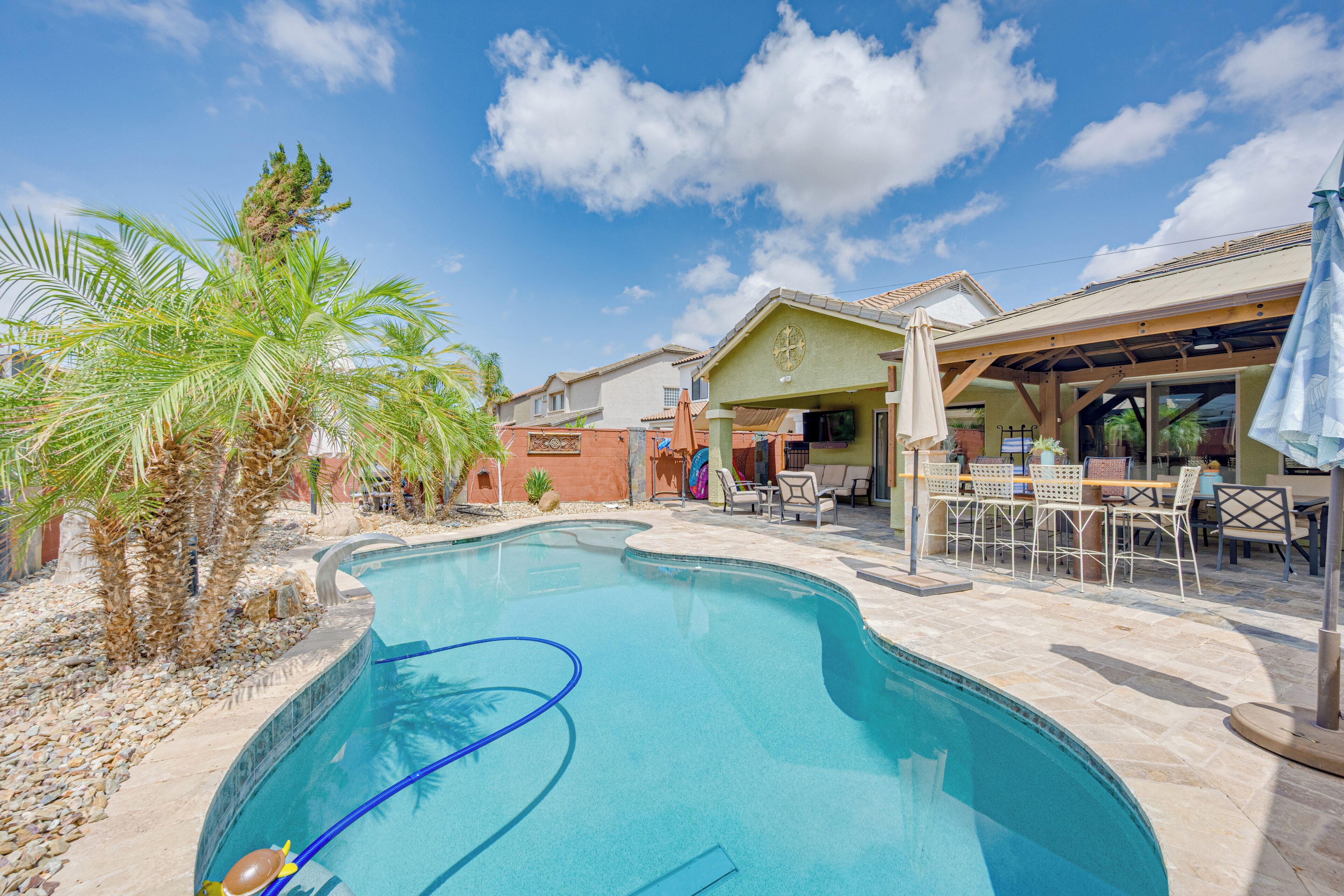 Utendørsbasseng og et oppvarmet basseng