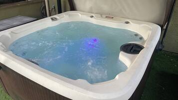 Tina de hidromasaje al aire libre