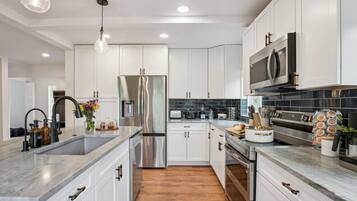 Geladeira, micro-ondas, fogão, cooktop