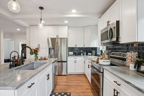 Frigorífico, microondas, horno y placa de cocina