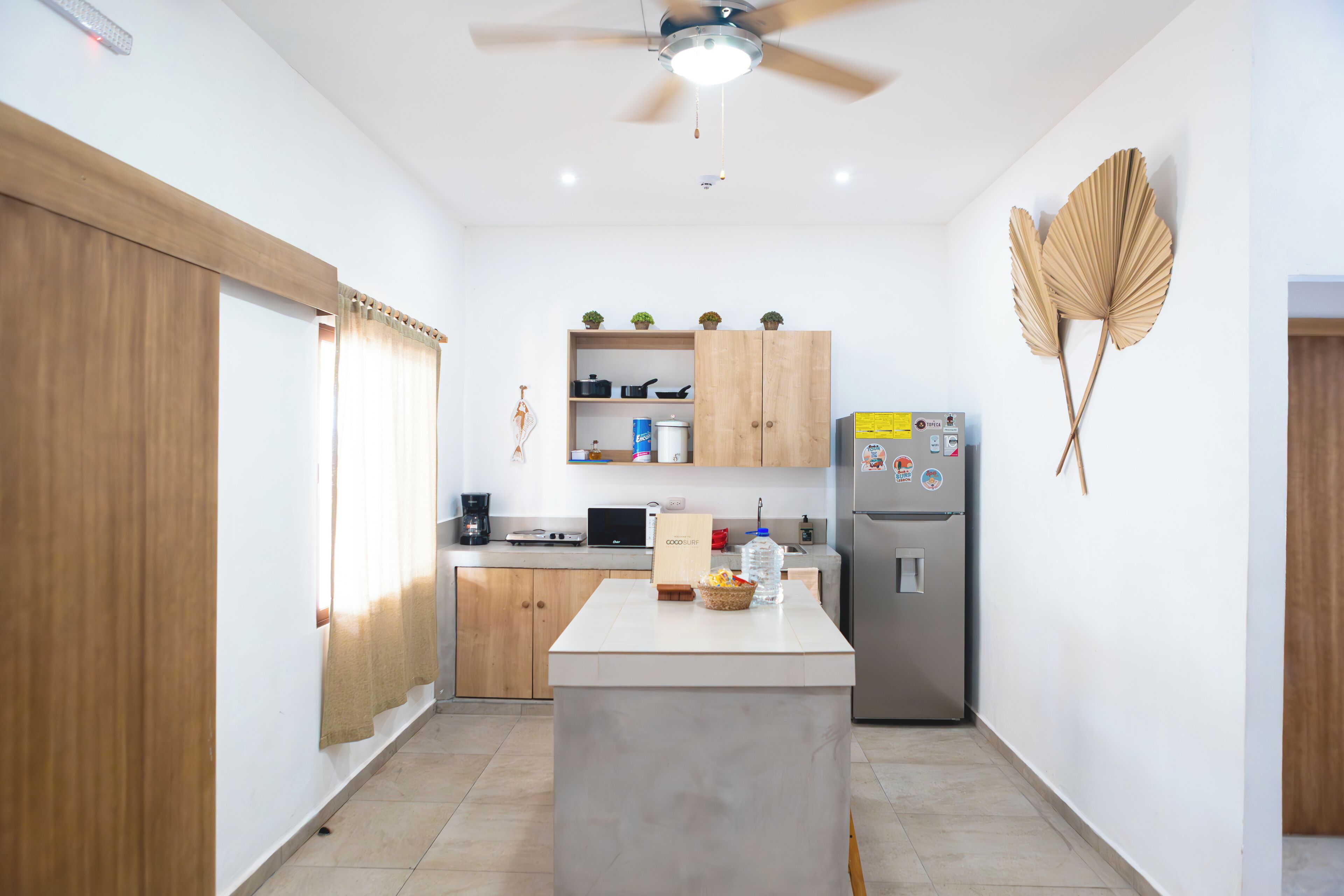 Refrigerador, microondas, cafetera y tetera y tostadora 