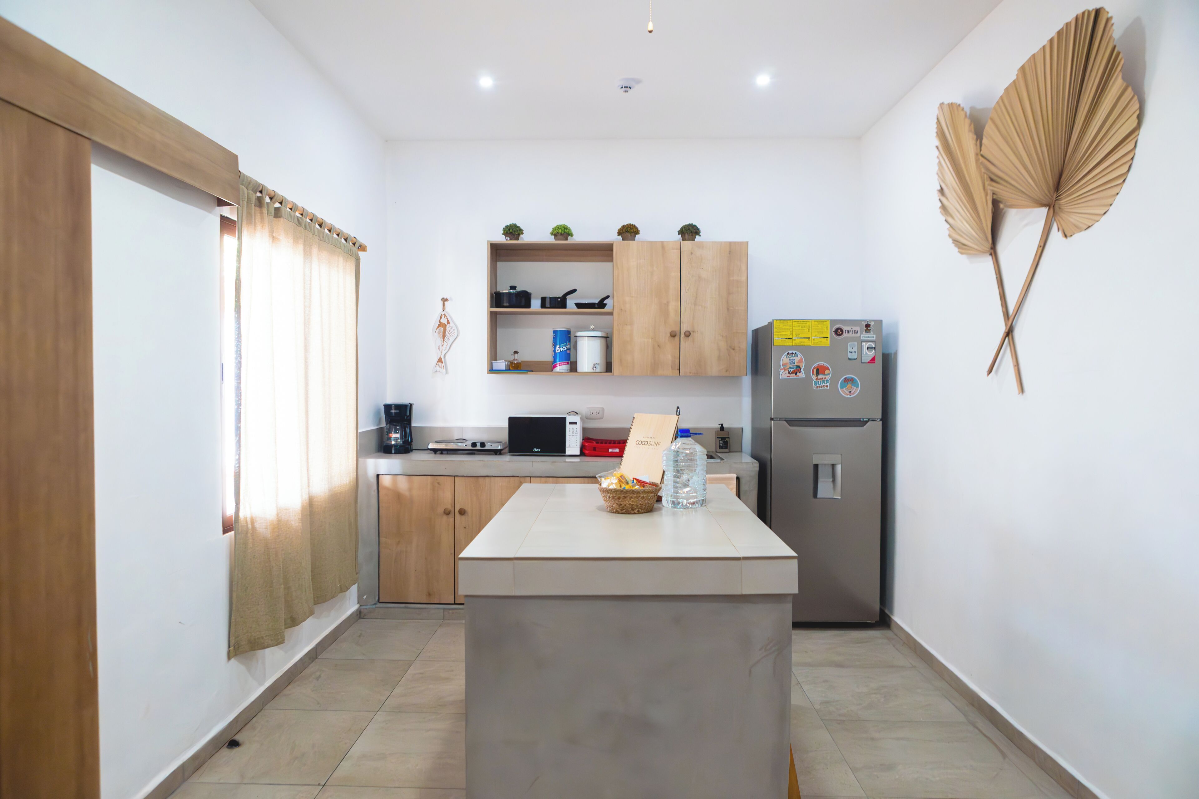 Refrigerador, microondas, cafetera y tetera y tostadora 