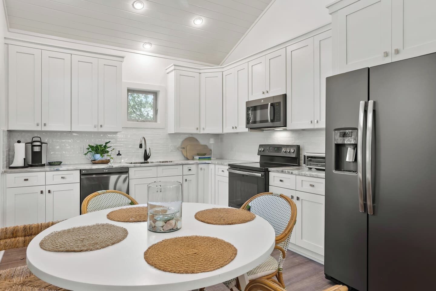 Coffee/tea maker, cookware/dishes/utensils, dining tables