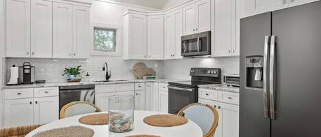 Cafetera/tetera, utensilios de cocina, mesa de comedor