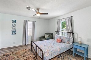 2 bedrooms, iron/ironing board, free WiFi, bed sheets