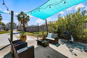 Terrace/patio - Sandy Shore Getaway – Walk to the Beach in Minutes! (Galveston)