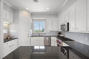 House (4 Bedrooms) | Property amenity