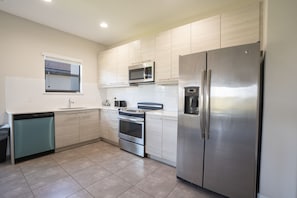 House, Multiple Beds (169CC - Balmoral Resort) | Private kitchen