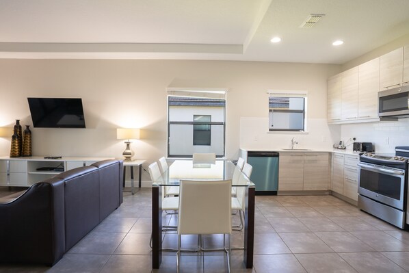 House, Multiple Beds (169CC - Balmoral Resort) | Private kitchen