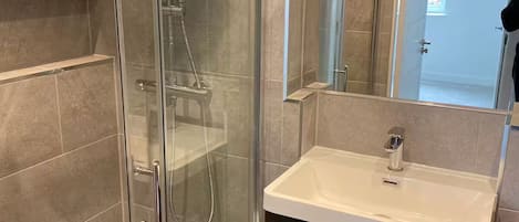 Serviettes fournies, savon, papier de toilette