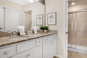 Apartment, Mehrere Betten (3725PCL-Windsor Island Resort) | Badezimmer
