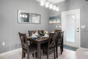 Apartment, Mehrere Betten (3725PCL-Windsor Island Resort) | Speisen