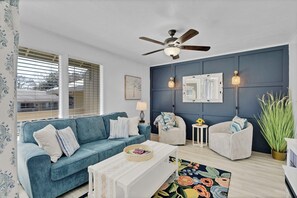 Living area - Little Condo By The Bay (Daphne)