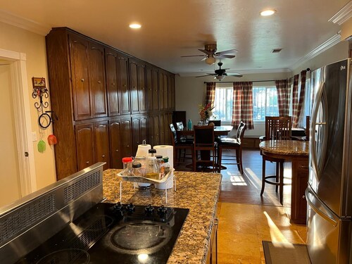 Charming 2-bedroom farmhouse in Reedley with AC