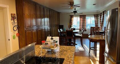 Charming 2-bedroom farmhouse in Reedley with AC