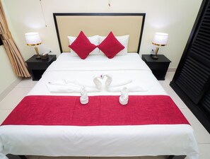 Desk, laptop workspace, free WiFi - Milan Hotel & Restaurant (Phnom Penh)