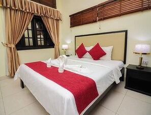 办公桌、笔记本电脑工作区、免费 WiFi