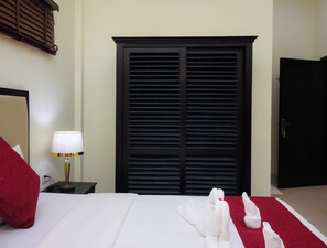 Escritorio, espacio para trabajar con laptop y wifi gratis