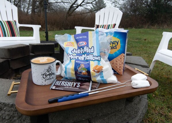 Ein Tablett mit Marshmallows, einer Hershey's Milchschokoladentafel, einer Tasse und einer Packung Jet-Puffed Marshmallows.