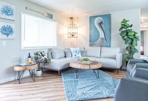 Living area - Shanah's Vacation Rentals (Grayland)