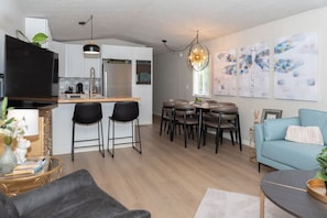 Exclusive Mobile Home, 3 Bedrooms, Non Smoking, Pets allowed | Living area