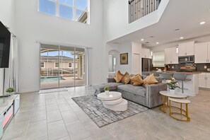 Casa, varias camas (1183KBS - The Retreat at ChampionsGat) | Área de sala de estar