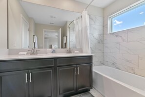 Condo, Multiple Beds (1116CHD - The Retreat at ChampionsGat) | Bathroom