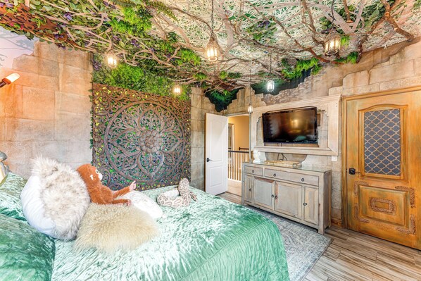 7 Schlafzimmer, Schreibtisch, Bügeleisen/Bügelbrett, Reisekinderbett