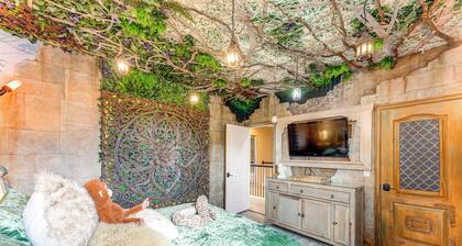 Themed Rooms, Pool & More! Custom Davenport Villa