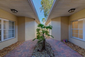 Casa, varias camas (416BC-West Haven) | Jardines del alojamiento