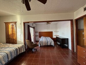 5 bedrooms, bed sheets - LARGE HOUSE CONSULATE AREA (Juárez)