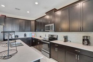 House, Multiple Beds (8966CCD-The Retreat at Championsgate) | Private kitchen
