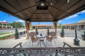 Outdoor dining - Boutique hotel in historic downtown Ocala: Queen (Ocala)