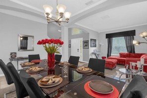 Nhà, nhiều giường (2767LKD-Hollywood Hideaway-Emerald Is) | Khu ăn uống