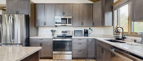 Réfrigérateur, micro-ondes, four, plaque de cuisson