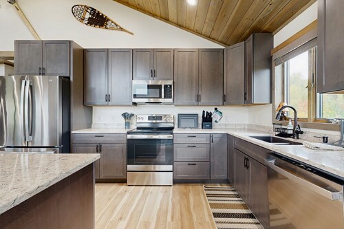 Spacious mountain retreat with fire pit, hot tub, sauna, and foosball