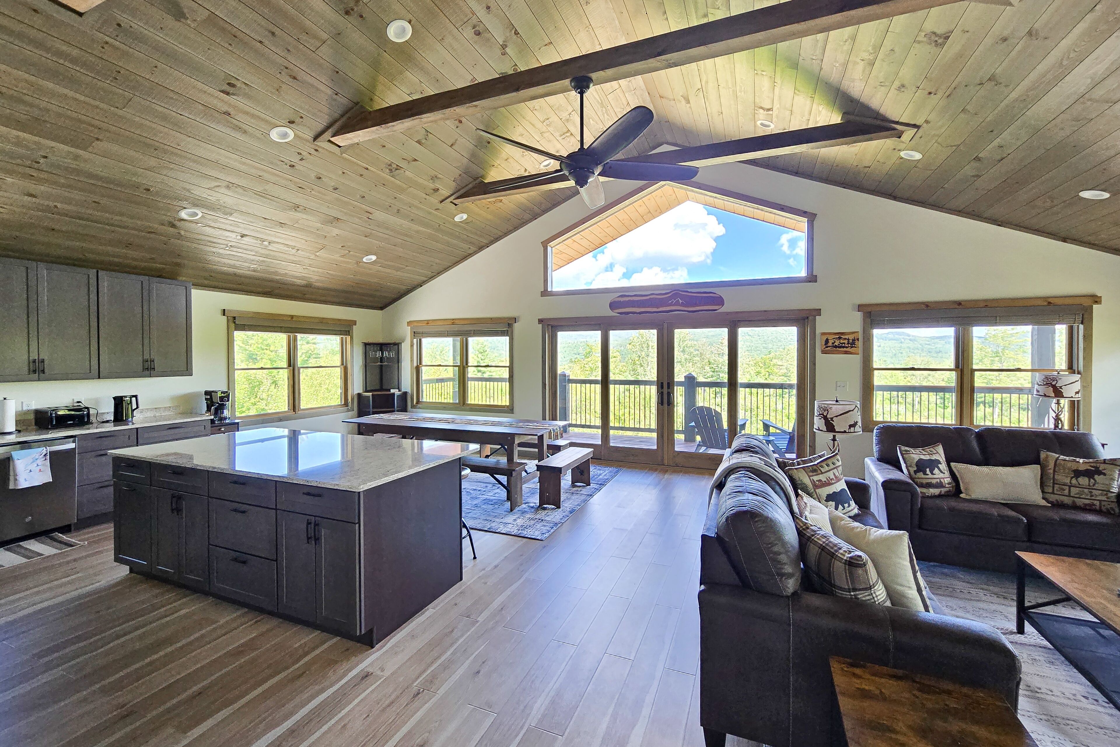 Télévision, cheminée, baby-foot