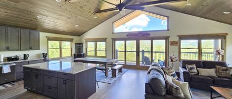 Télévision, cheminée, baby-foot