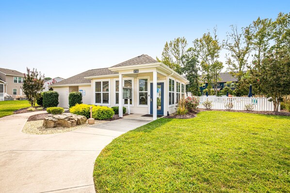 Exterior - Swann Cove spacious house w/community pool, deck, patio & grill (Selbyville)