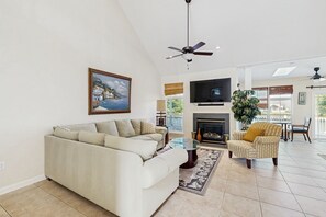 TV - Swann Cove spacious house w/community pool, deck, patio & grill (Selbyville)