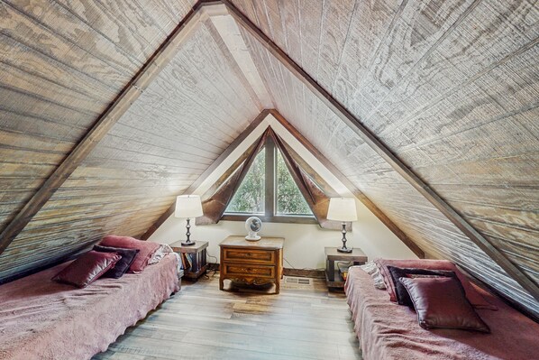 4 bedrooms, iron/ironing board, Internet, bed sheets