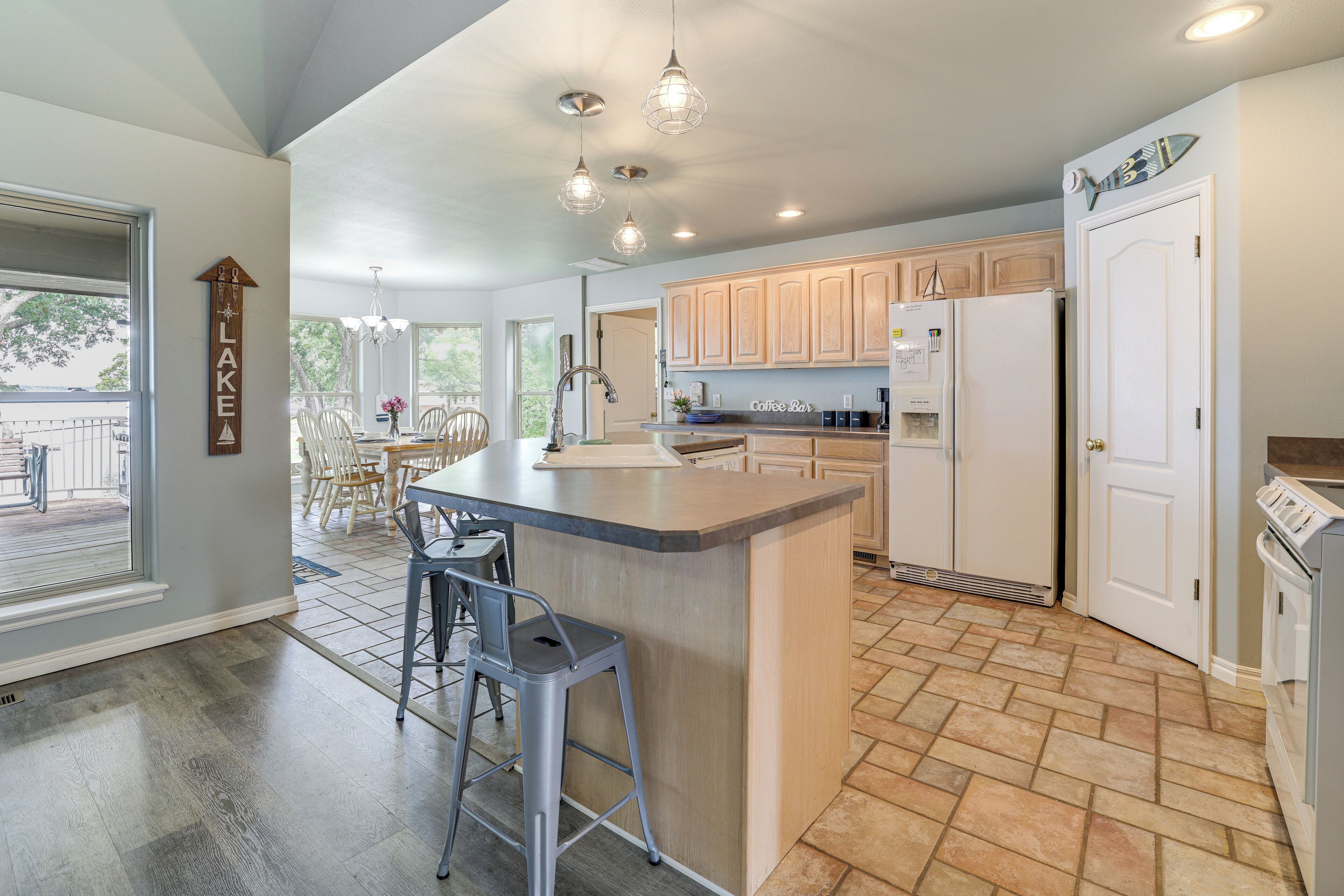 Coffee/tea maker, fridge, microwave, stovetop