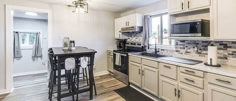 ثلاجة، ميكروويف، موقد طهي مسطح، ماكينة لصنع القهوة/الشاي